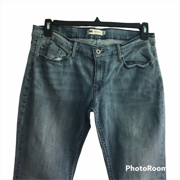 Women Levi’s 520 Low Rise Boot Cut Light Wash Jeans - Picture 3 of 11